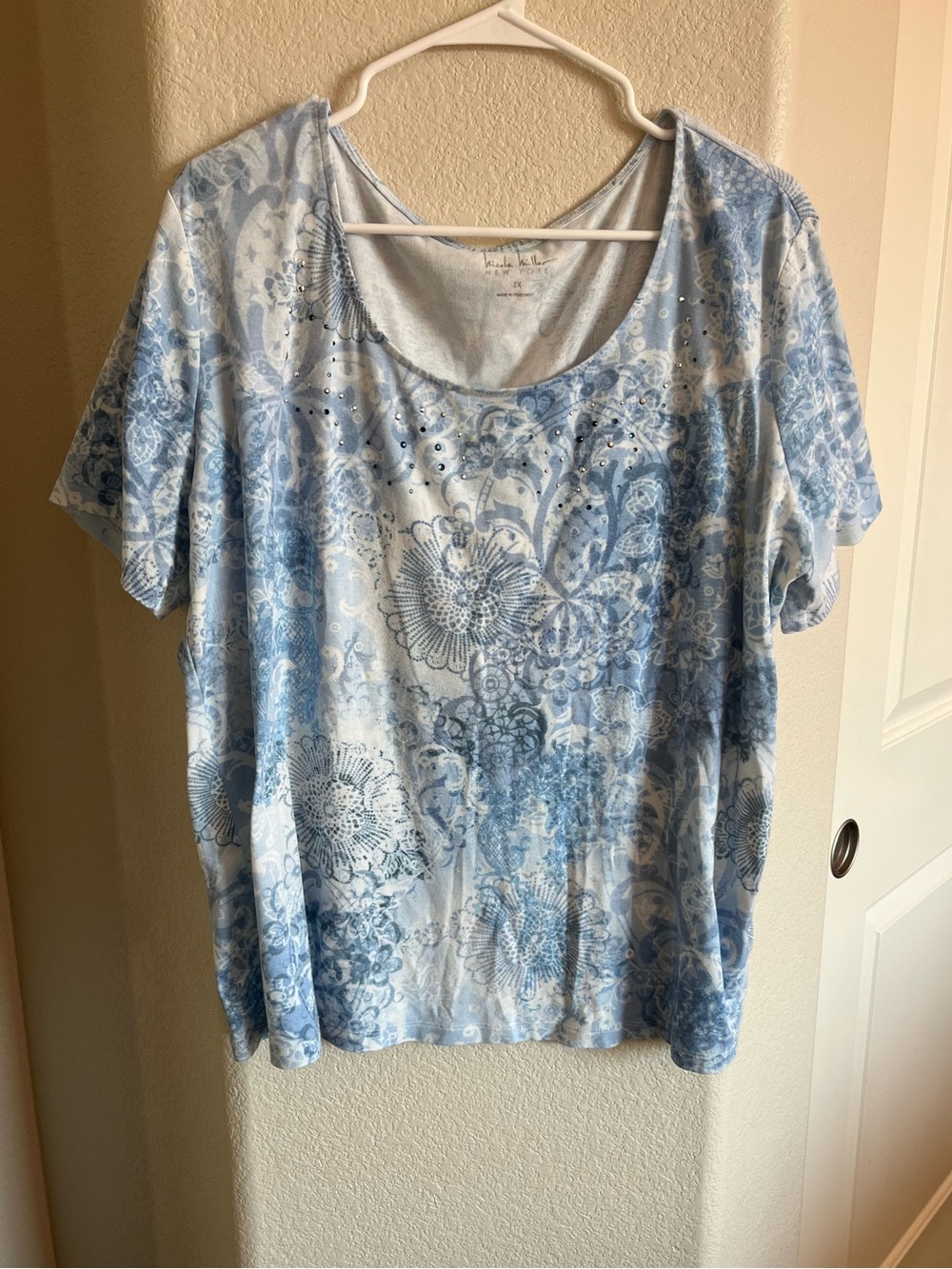 Nicole Miller New York Scoop Neck Short Sleeve Tee in Light Blue Floral